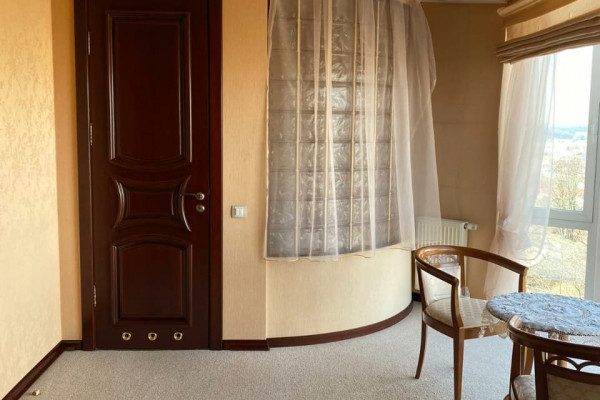 Отдельно стоящее здание в историческом центре Львова